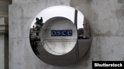 Символ штаб-квартири ОБСЄ на стіні біля входу до офісу ОБСЄ у Відні, Австрія, 24 лютого 2019 року