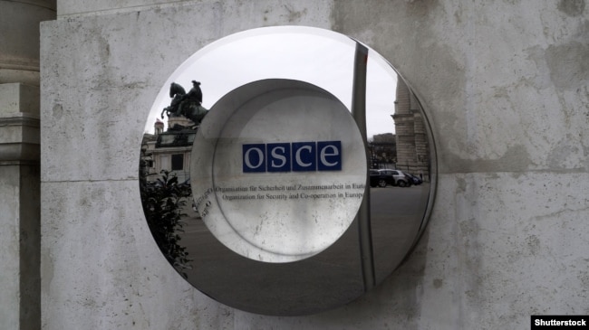 Символ штаб-квартири ОБСЄ на стіні біля входу до офісу ОБСЄ у Відні, Австрія, 24 лютого 2019 року