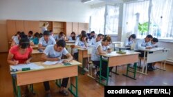 Абитуриенты в Самарканде сдают экзамен для поступления в ВУЗ