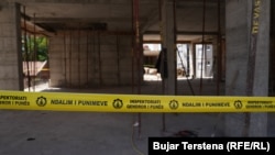 Shiriti për ndalimin e punës në objektin ku vdiqën dy punëtorë në Gjakovë. 