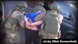 Затрыманьне радыёаматараў, якія нібыта праслухоўвалі спэцслужбы. Скрын зь відэазапісу СТВ