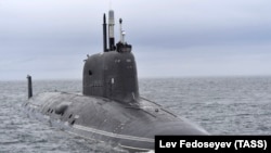 Un submarin nuclear rusesc, observat în apropierea unei baze militare din regiunea Murmansk, Rusia. Iunie 2021.