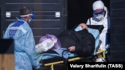 A patient suspected of having the coronavirus is brought to an infectious-diseases hospital in Kommunarka, Moscow, on March 25. 