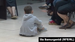 აქციის მონაწილეთა ნაწილი შენობაში ბავშვებთან ერთად არის და მინისტრთან შეხვედრამდე პროტესტის შეწყვეტას არ აპირებს. 