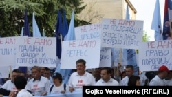 Ustavi u BiH garantuju pravo na slobodu udruživanja, kao i zabranu nejednakog tretmana, odnosno diskriminacije, a između ostalog i na temelju pripadnosti sindikatu. (Foto: Poruke sa Prvomajskog protesta u Banjaluci 2015.)