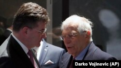 European foreign policy chief Josep Borrell (right) with EU Special Representative for Serbia-Kosovo Dialogue Miroslav Lajcak. (file photo)