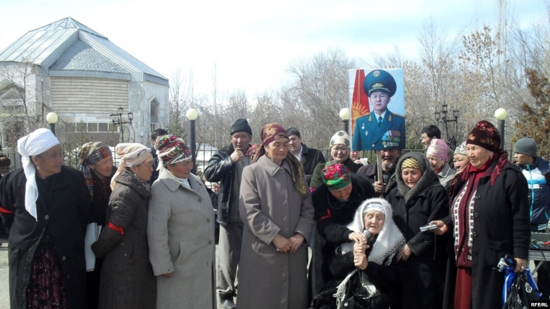 Supporters of jailed opposition leader Ismail Isakov gather in the Alay district.