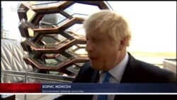 Жонсон эки оттун ортосунда калды