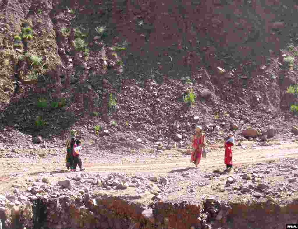 Дар роҳ... - Tajik - Tavildara, people on the road - 16Jul2009