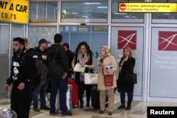 Od marta 2018. godine uspostavljena je i direktna avionska linija Beograd - Teheran, ali je bezvizni režim između dve države trajao tek nešto više od godinu dana (na fotografiji putnici iranske državne aviokompanije na aerodromu u Beogradu, mart 2018)
