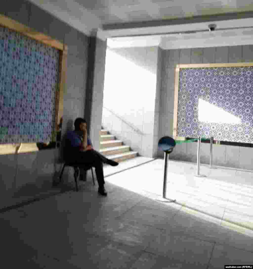 Ýerasty ötelgede salkynlap oturan adam. Iýun, Lebap.