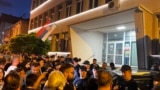 Mbështetësit e listës opozitare “Të bashkuar për Kosjeriqin” para ndërtesës komunale.