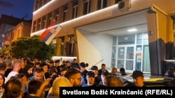 Mbështetësit e listës opozitare “Të bashkuar për Kosjeriqin” para ndërtesës komunale.