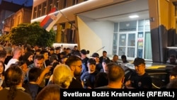 Pristalice opozicione liste "Ujedinjeni za Kosjerić" ispred zgrade opštine gde pristižu glasaćki listići sa biračkih mesta, 8. jun 2025. 