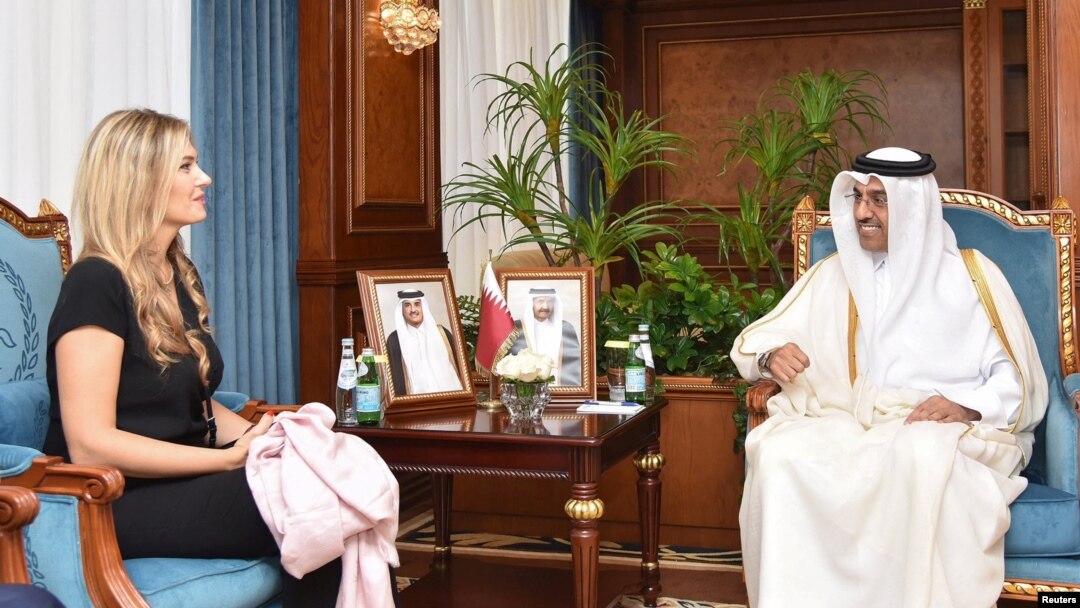Eva Kaili și Ali bin Samikh Al Marri, ministrul muncii din Qatar, în timpul unei întâlniri din 31 octombrie 2022. A fost una dintre numeroasele momente recente în care eurodeputata din Grecia a apărat guvernul de la Doha.