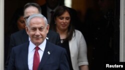 Benjámín Netanjáhú miniszterelnök a Downing Streeten, miután találkozott Rishi Sunak brit miniszterelnökkel Londonban 2023. március 24-én