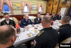 Președintele rus Vladimir Putin participă la o cină alături de membrii echipajului crucișătorului purtător de rachete „Vareag”, 12 august 2026