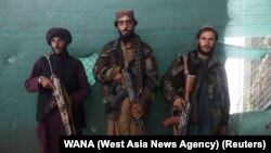 Talibanski borci stoje u zračnoj bazi Bagram u Parwanu, Afganistan, 23. septembra 2021