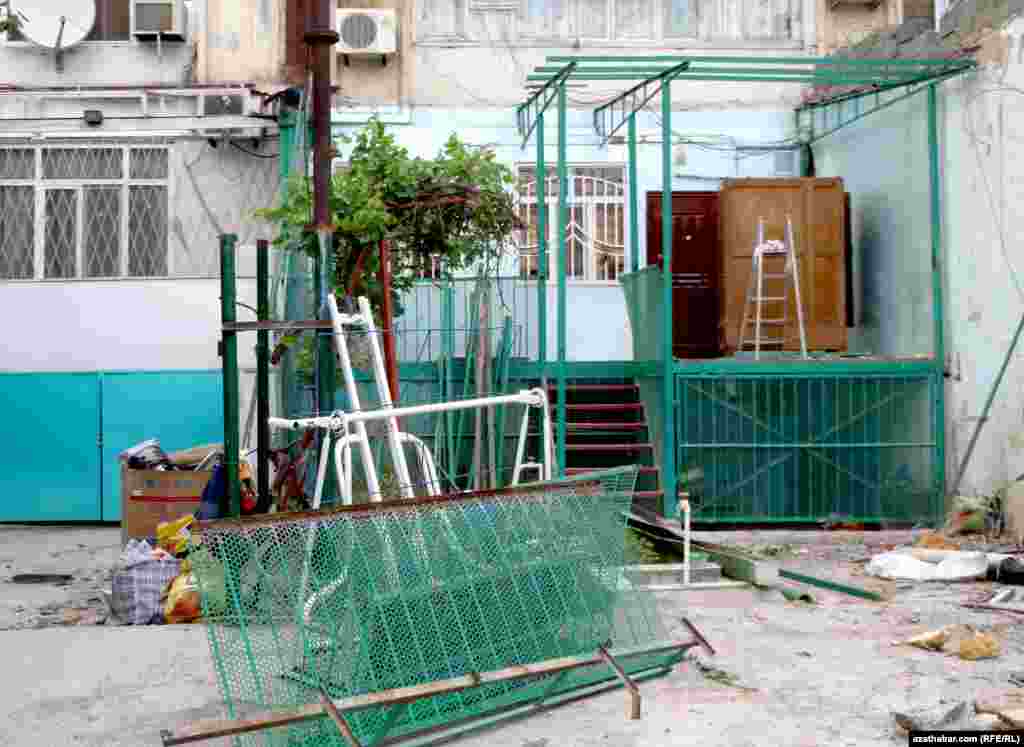 Bu işleriň &ldquo;Aşgabady abadanlaşdyrmak&rdquo; çäresiniň çäginde alnyp barylýandygy aýdylýar.