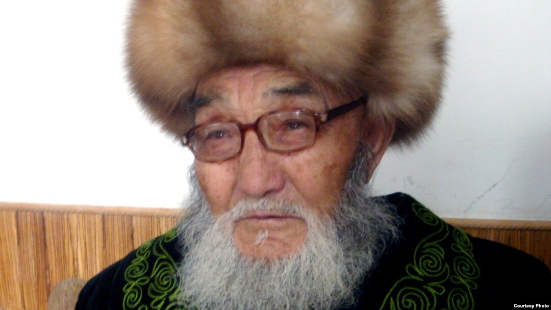 Маркум манасчы Жусуп Мамай (1918-2014) Кытайдын Ак-Чий айлында, 2009-жыл.
