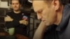 Алексей Навальный говорит по телефону с одним из предполагаемых отравителей, сотрудником ФСБ Константином Кудрявцевым