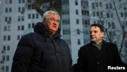 Міністр закордонних справ України Андрій Сибіга та міністр закордонних справ Чехії Петр Мацінка відвідують місце удару російського дрона по житловому будинку під час атаки Росії на Україну, Київ, 9 січня 2026 року