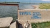 Сууга түшүүгө болбой турган жерге коюлган эскертүү тактасы. Иллюстрациялык сүрөт.