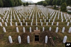 Bosniyada Srebrenitsa Soyqırımı Memorial Mərkəzinin havadan görünüşü.