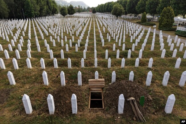 Bosniyada Srebrenitsa Soyqırımı Memorial Mərkəzinin havadan görünüşü.