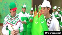 Prezident Gurbanguly Berdimuhamedow “Aziada-2017” üçin niýetlenen lybaslar bilen tanyşýar.