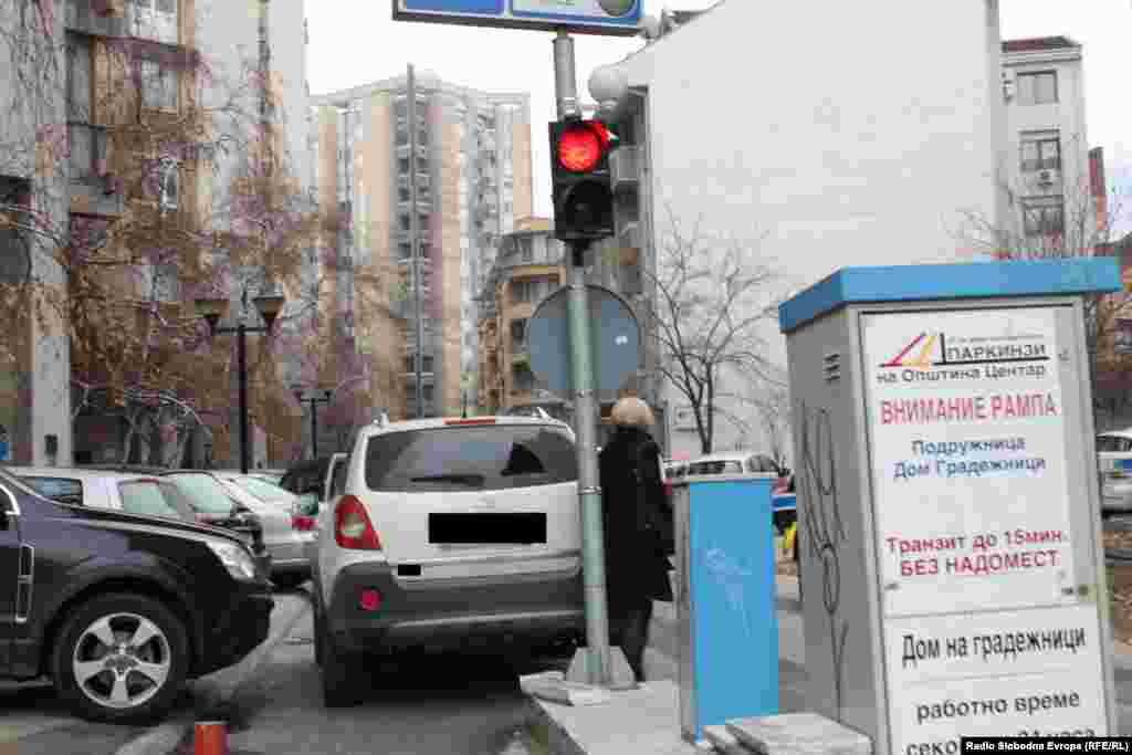 Вештините на паркирање на дело.