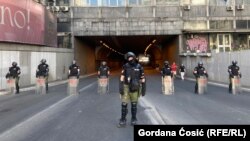 Policija u centru Beograda razbija "mobilne blokade" koje su postavili građani, 30. jun 2025.