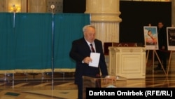 Жаңа Конституция қабылдау жөніндегі референдумда дауыс беріп тұрған экс-президент Нұрсұлтан Назарбаев. Астана, 15 наурыз, 2026 жыл. 