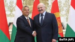 Viktor Orban (stânga) și Aleksandr Lukaşenko (dreapta)