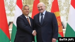 Hungarian Prime Minister Viktor Orban (left) and Belarusian President Alyaksandr Lukashenka pose for a photo during their meeting in Minsk on June 5.