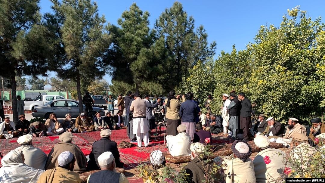  ننګرهار کې د قبایلو چارو ریاست په انګړ کې د خیبر پښتونخوا له قبایلي مشرانو سره جرګه