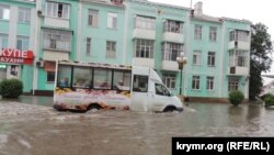 Архивное фото: последствия ливня в Керчи
