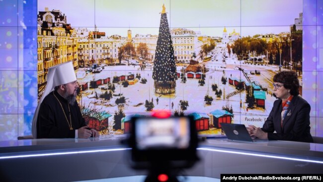 Ведуча Інна Кузнецова і митрополит Епіфаній під час запису «Суботнього інтерв’ю»