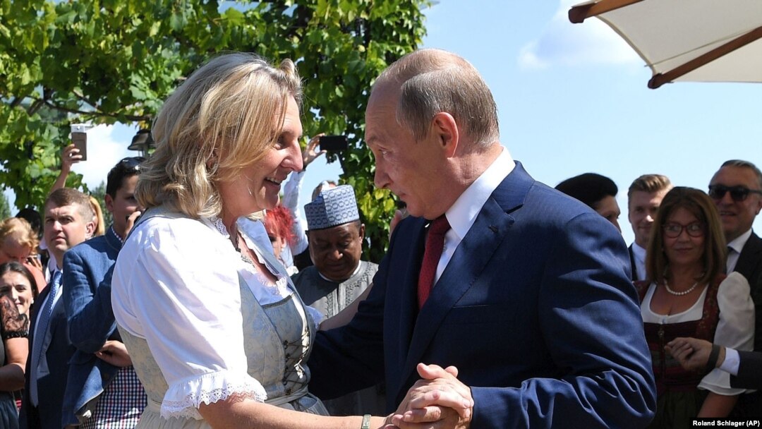 Танцевавшая с Путиным австрийский министр уехала из страны из опасений за свою жизнь