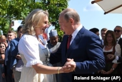 Karin Kneissl dansează la nunta ei cu Vladimir Putin. Austria, august 2018.