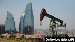Нафтова установка на тлі хмарочосів у Баку, Азербайджан (фото ілюстративне)
