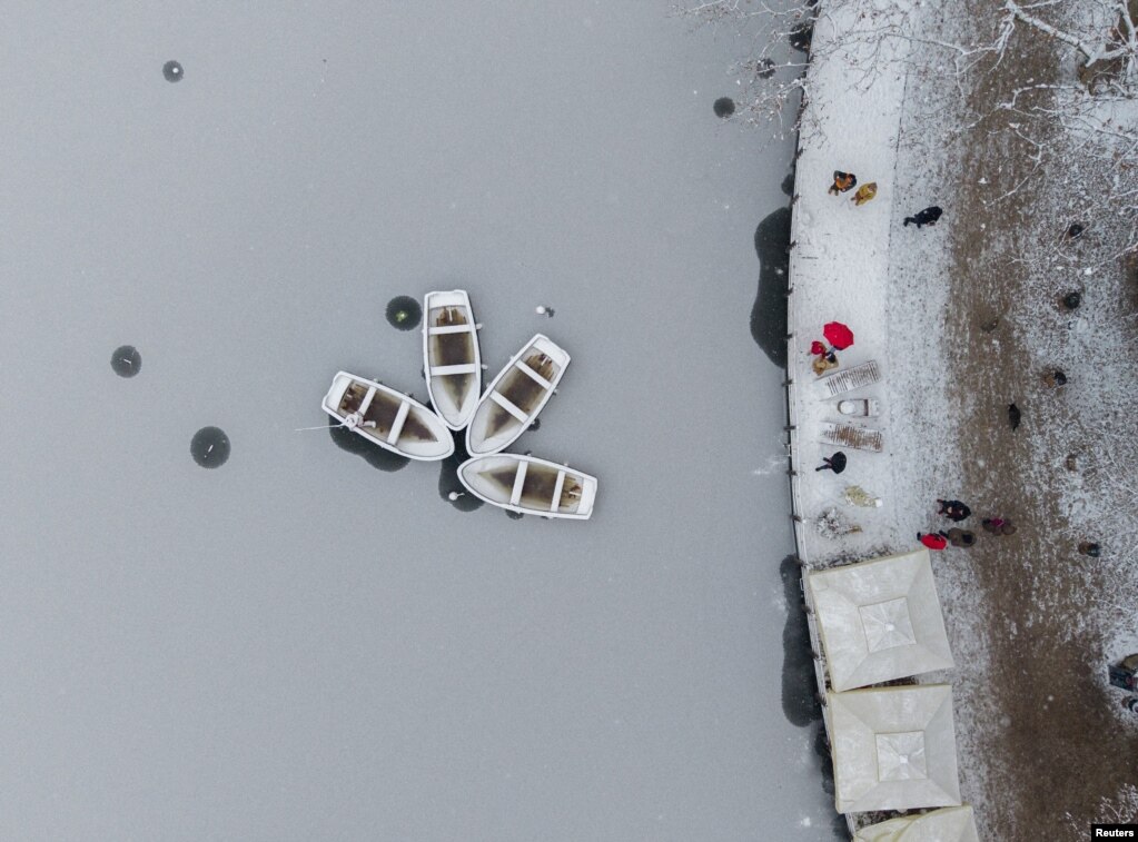 Pamje nga lart shfaqin liqenin e ngrirë dhe varkat në parkun Maksimir të mbuluar me borë në Zagreb, Kroaci, më 6 janar 2026.