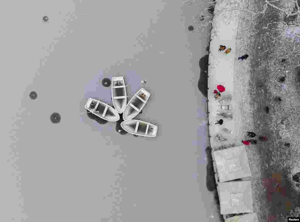 Pogled iz zraka prikazuje zaleđeno jezero i čamce u snijegom prekrivenom parku Maksimir u Zagrebu, Hrvatska, 6. januara 2026.