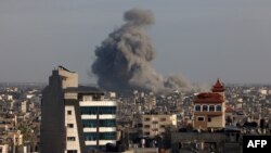 Fum deasupra orașului Khan Yunis, din sudul Fâșiei Gaza, în cursul bombardamentelor lansate de armata israeliană. Fotografie realizată în 24 ianuarie, din Raffah.