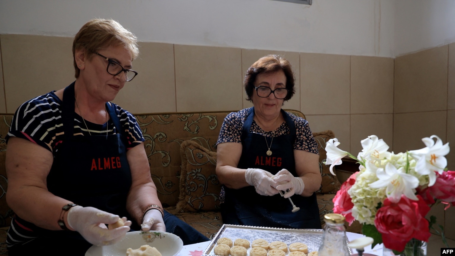 Eftali Qerimi (majtas) dhe Odeta Nasi, duke përgatitur ëmbëlsira tradicionale të Përmetit.