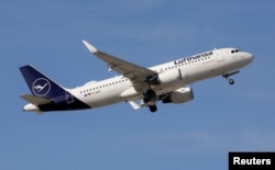 Пасажирський літак Airbus A320-214 авіакомпанії Lufthansa злітає з аеропорту Малага-Коста-дель-Соль у Малазі, Іспанія, 3 травня 2024 року