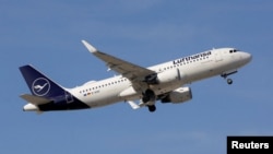 Un avion de pasageri Airbus A320-214 al companiei aeriene Lufthansa decolează de pe aeroportul Malaga-Costa del Sol, Spania. Fotografie de arhivă.