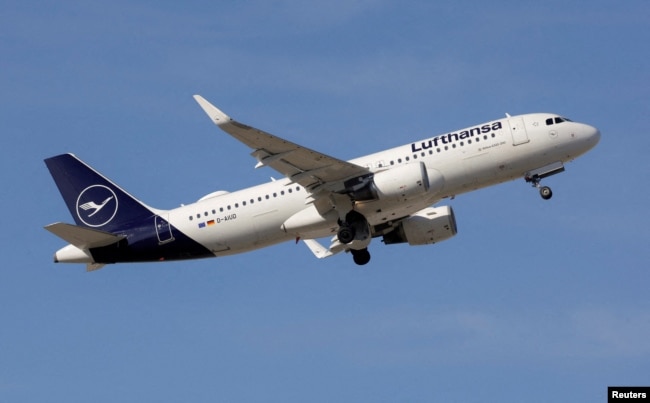 Пасажирський літак Airbus A320-214 авіакомпанії Lufthansa злітає з аеропорту Малага-Коста-дель-Соль у Малазі, Іспанія, 3 травня 2024 року
