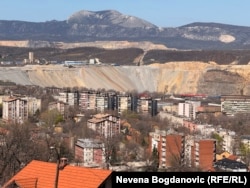 Panorama grada kojim dominira rudnik bakra i topionica u većinskom vlasništvu kineske kompanije Zijin, 6. aprila 2026.