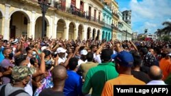 За даними правозахисної організації Cubalex, щонайменше 100 протестувальників, активістів та незалежних журналістів затримані у зв’язку з протестами